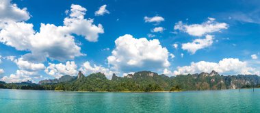 Güzel doğa Cheow Lan Gölü, Ratchaprapha Barajı, Khao Sok Milli parkta bir yaz günü Tayland Panoraması