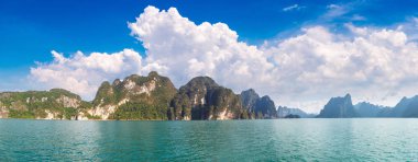 Güzel doğa Cheow Lan Gölü, Ratchaprapha Barajı, Khao Sok Milli parkta bir yaz günü Tayland Panoraması