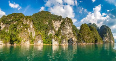 Güzel doğa Cheow Lan Gölü, Ratchaprapha Barajı, Khao Sok Milli parkta bir yaz günü Tayland Panoraması