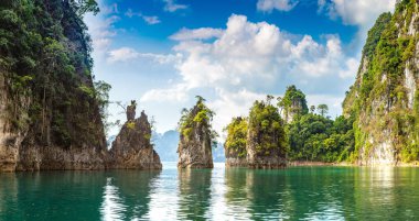 Cheow Lan Gölü, Ratchaprapha Barajı, Khao Sok Milli parkta bir yaz günü Tayland Limenstone Panoraması kayalar