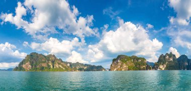 Güzel doğa Cheow Lan Gölü, Ratchaprapha Barajı, Khao Sok Milli parkta bir yaz günü Tayland Panoraması