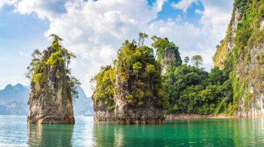 Cheow Lan Gölü, Ratchaprapha Barajı, Khao Sok Milli parkta bir yaz günü Tayland Limenstone Panoraması kayalar