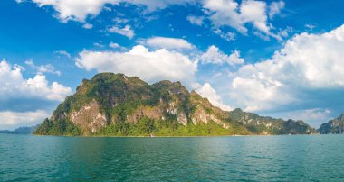Güzel doğa Cheow Lan Gölü, Ratchaprapha Barajı, Khao Sok Milli parkta bir yaz günü Tayland Panoraması