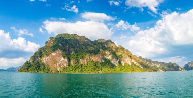 Güzel doğa Cheow Lan Gölü, Ratchaprapha Barajı, Khao Sok Milli parkta bir yaz günü Tayland Panoraması
