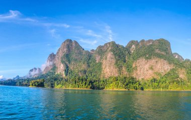 Güzel doğa Cheow Lan Gölü, Ratchaprapha Barajı, Khao Sok Milli parkta bir yaz günü Tayland Panoraması