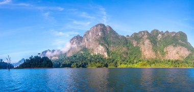 Güzel doğa Cheow Lan Gölü, Ratchaprapha Barajı, Khao Sok Milli parkta bir yaz günü Tayland Panoraması