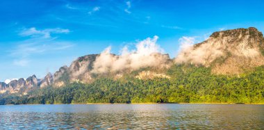 Güzel doğa Cheow Lan Gölü, Ratchaprapha Barajı, Khao Sok Milli parkta bir yaz günü Tayland Panoraması
