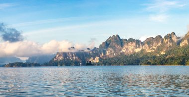 Güzel doğa Cheow Lan Gölü, Ratchaprapha Barajı, Khao Sok Milli parkta bir yaz günü Tayland Panoraması