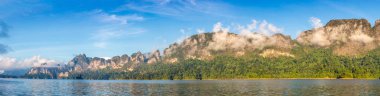 Güzel doğa Cheow Lan Gölü, Ratchaprapha Barajı, Khao Sok Milli parkta bir yaz günü Tayland Panoraması