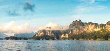 Güzel doğa Cheow Lan Gölü, Ratchaprapha Barajı, Khao Sok Milli parkta bir yaz günü Tayland Panoraması
