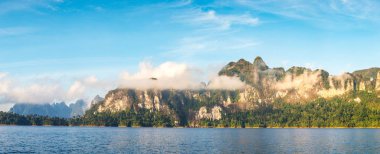 Güzel doğa Cheow Lan Gölü, Ratchaprapha Barajı, Khao Sok Milli parkta bir yaz günü Tayland Panoraması