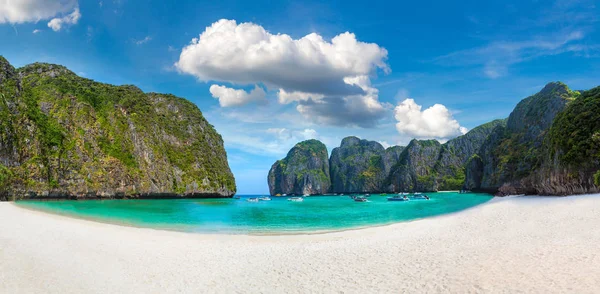 夏日的泰国皮皮岛上的玛雅湾全景 — 图库照片