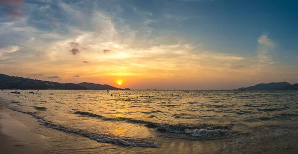 Panorama Plaży Patong Morze Andamańskie Phuket Tajlandii Podczas Zachodu Słońca — Zdjęcie stockowe