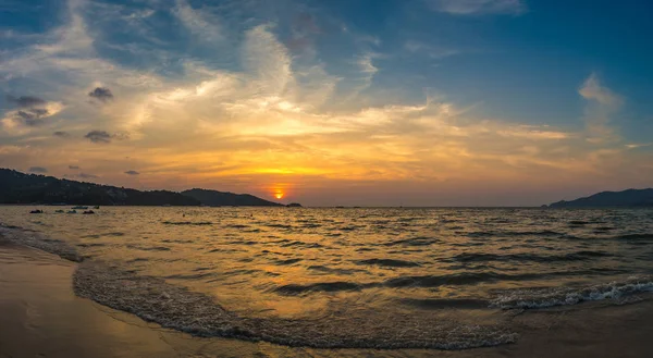 Panorama Plaży Patong Morze Andamańskie Phuket Tajlandii Podczas Zachodu Słońca — Zdjęcie stockowe