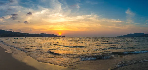 Panorama Plaży Patong Morze Andamańskie Phuket Tajlandii Podczas Zachodu Słońca — Zdjęcie stockowe