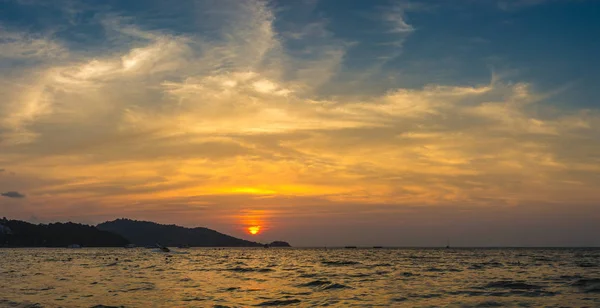 Panorama Plaży Patong Morze Andamańskie Phuket Tajlandii Podczas Zachodu Słońca — Zdjęcie stockowe