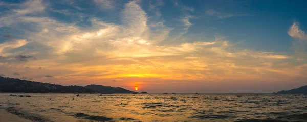 Panorama Plaży Patong Morze Andamańskie Phuket Tajlandii Podczas Zachodu Słońca — Zdjęcie stockowe