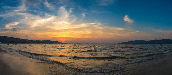 Panorama Plaży Patong Morze Andamańskie Phuket Tajlandii Podczas Zachodu Słońca — Zdjęcie stockowe