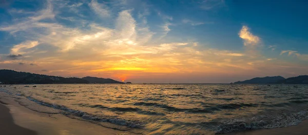 Panorama Plaży Patong Morze Andamańskie Phuket Tajlandii Podczas Zachodu Słońca — Zdjęcie stockowe