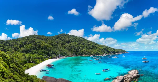 夏の日タイ シミラン諸島の熱帯のパノラマ風景します — ストック写真