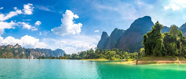 Panorama Hermosa Naturaleza Lago Cheow Lan Presa Ratchaprapha Parque Nacional — Foto de Stock