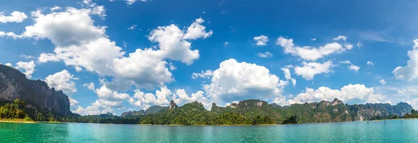 Panorama Bela Natureza Lago Cheow Lan Barragem Ratchaprapha Parque Nacional — Fotografia de Stock