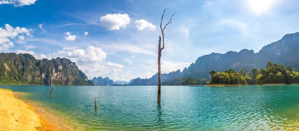 Panorama Hermosa Naturaleza Lago Cheow Lan Presa Ratchaprapha Parque Nacional — Foto de Stock