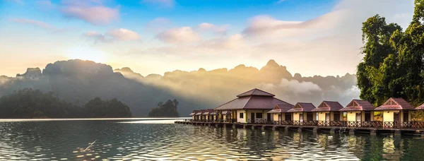 Panoramy Tradycyjne Tajskie Bungalowy Ośrodku Jezioro Cheow Lan Ratchaprapha Dam — Zdjęcie stockowe