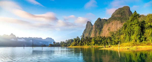 Panorama Hermosa Naturaleza Lago Cheow Lan Presa Ratchaprapha Parque Nacional — Foto de Stock