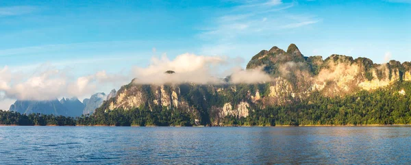 Panorama Bela Natureza Lago Cheow Lan Barragem Ratchaprapha Parque Nacional — Fotografia de Stock