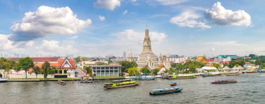 Bir yaz günü içinde Wat Arun tapınağın Bangkok, Tayland için Panorama