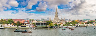 Bir yaz günü içinde Wat Arun tapınağın Bangkok, Tayland için Panorama