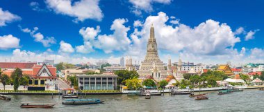 Bir yaz günü içinde Wat Arun tapınağın Bangkok, Tayland için Panorama