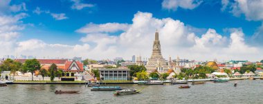 Bir yaz günü içinde Wat Arun tapınağın Bangkok, Tayland için Panorama