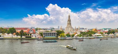 Bir yaz günü içinde Wat Arun tapınağın Bangkok, Tayland için Panorama