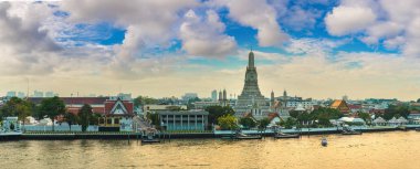 Hava panoramik Wat Arun Tapınağı güzel gün batımı, Bangkok Tayland.