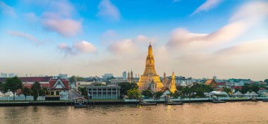 Hava panoramik Wat Arun Tapınağı güzel gün batımı, Bangkok Tayland.