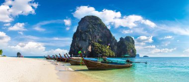 Ao Phra Nang Beach, Krabi, Tayland bir yaz günü teknede geleneksel uzun kuyruk Panoraması
