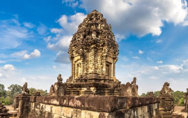 Siem Reap, Kamboçya'da bir yaz günü karmaşık Angkor Wat Tapınağı Bakong Prasat Panoraması