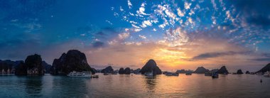 Günbatımı Panoraması Halon Bay, bir yaz günü Vietnam'da