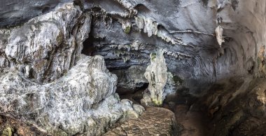 Büyük Panoraması mağara Halon Bay, bir yaz günü Vietnam'da