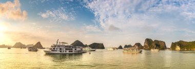 Günbatımı Panoraması Halon Bay, bir yaz günü Vietnam'da