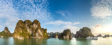 Dünya doğal miras Halon bay, bir yaz günü Vietnam'da Panoraması