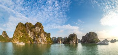 Dünya doğal miras Halon bay, bir yaz günü Vietnam'da Panoraması