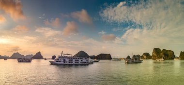 Günbatımı Panoraması Halon Bay, bir yaz günü Vietnam'da