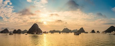 Günbatımı Panoraması Halon Bay, bir yaz günü Vietnam'da