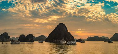 Günbatımı Panoraması Halon Bay, bir yaz günü Vietnam'da