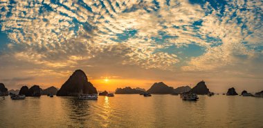 Günbatımı Panoraması Halon Bay, bir yaz günü Vietnam'da