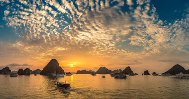 Günbatımı Panoraması Halon Bay, bir yaz günü Vietnam'da
