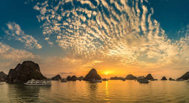 Günbatımı Panoraması Halon Bay, bir yaz günü Vietnam'da
